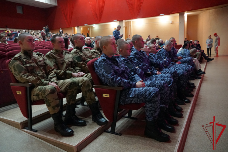 Офицер Управления Росгвардии по Архангельской области напутствовал призывников перед отправкой на службу