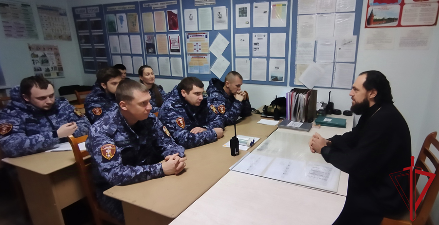 Представитель Архангельской епархии провел беседу с сотрудниками вневедомственной охраны