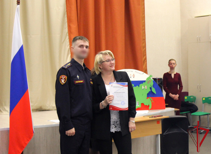 В Архангельске росгвардеец поздравил победителей и призеров школьных олимпиад и вручил им дипломы