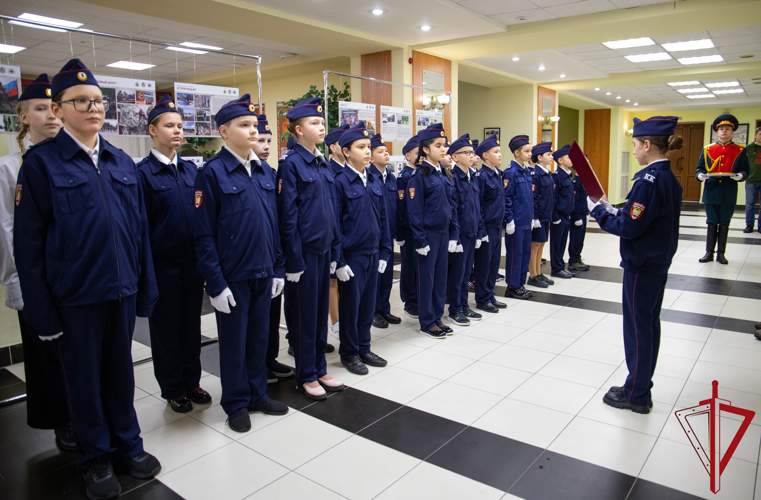 В отряде «Ратник» Росгвардии состоялась торжественная церемония принятия юнармейцев архангельской школы в кадеты