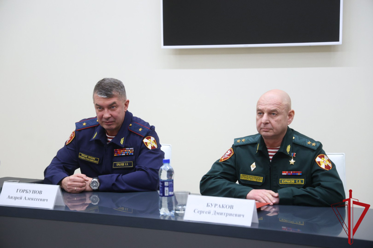 Командующий Северо-Западным округом Росгвардии вручил губернатору Архангельской области ведомственную медаль