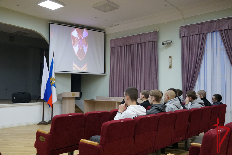 Студенты Архангельского техникума узнали об истории Росгвардии и ее подразделениях