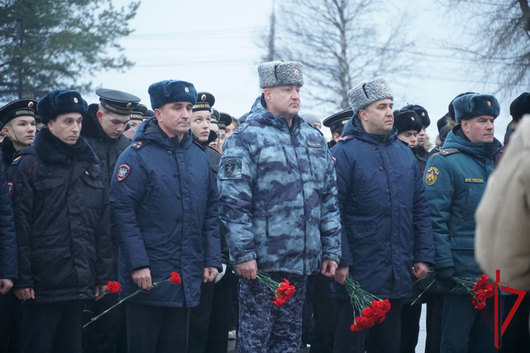 В День Неизвестного Солдата представители архангельской Росгвардии почтили память погибших воинов 