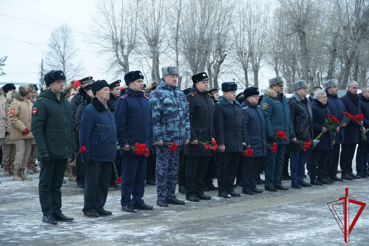 В столице Поморья офицеры Росгвардии приняли участие в памятном мероприятии ко Дню Героев Отечества