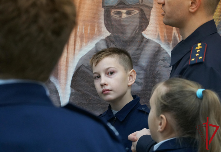Пятиклассники посетили комнату боевой славы Управления Росгвардии по Архангельской области
