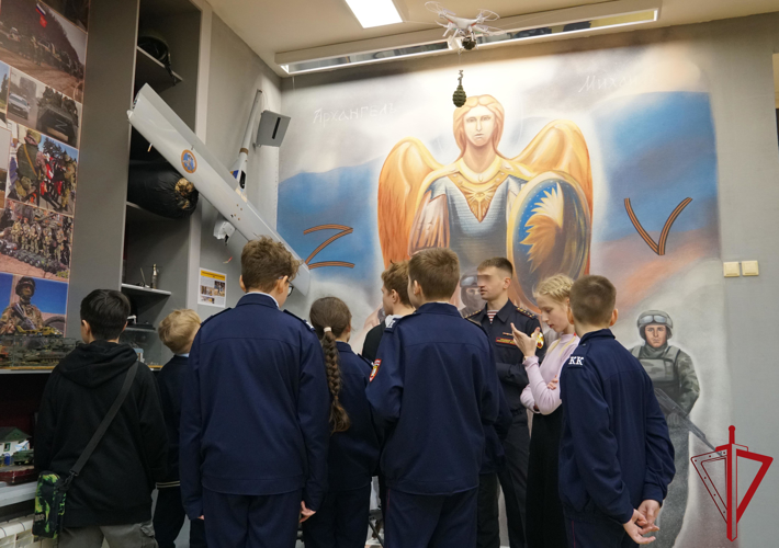 Пятиклассники посетили комнату боевой славы Управления Росгвардии по Архангельской области
