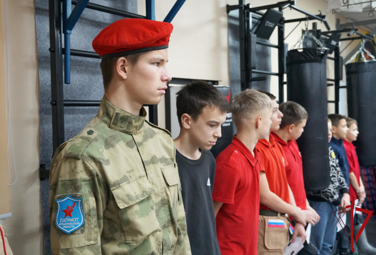 В Архангельске военнослужащие отряда «Ратник» Росгвардии провели детский турнир по стрельбе из пневматической винтовки