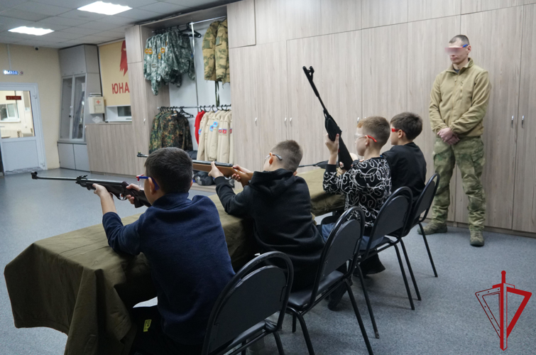 В Архангельске военнослужащие отряда «Ратник» Росгвардии провели детский турнир по стрельбе из пневматической винтовки