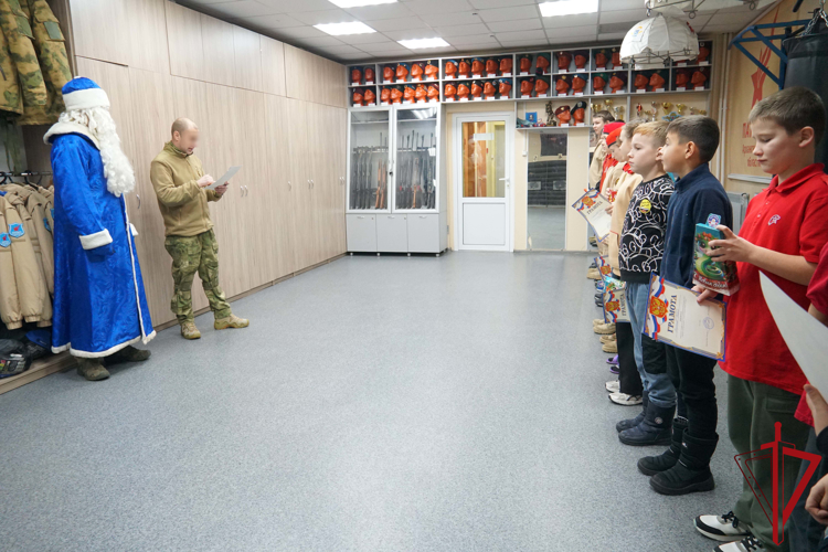 В Архангельске военнослужащие отряда «Ратник» Росгвардии провели детский турнир по стрельбе из пневматической винтовки