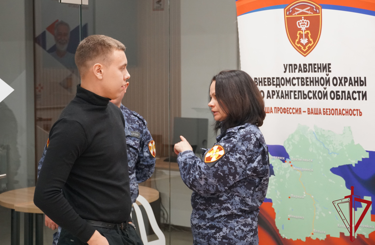 Сотрудники Росгвардии приняли участие в Ярмарке вакансий архангельских силовых структур