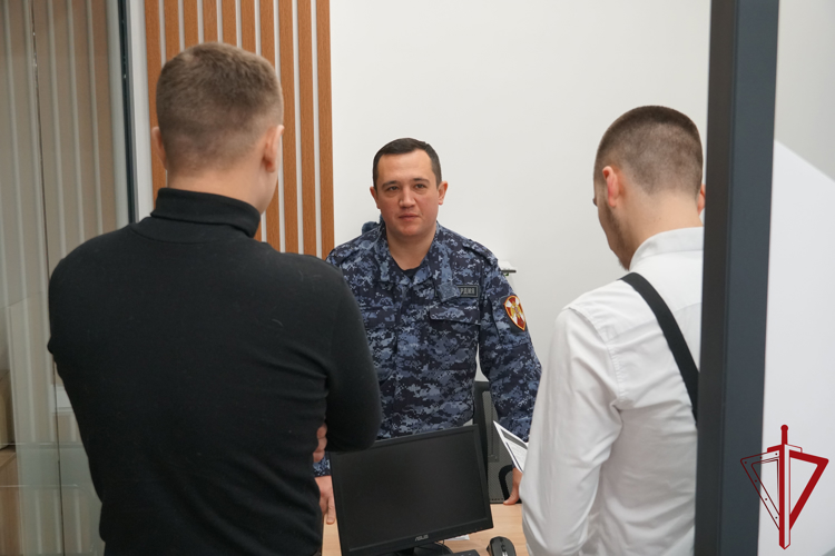 Сотрудники Росгвардии приняли участие в Ярмарке вакансий архангельских силовых структур
