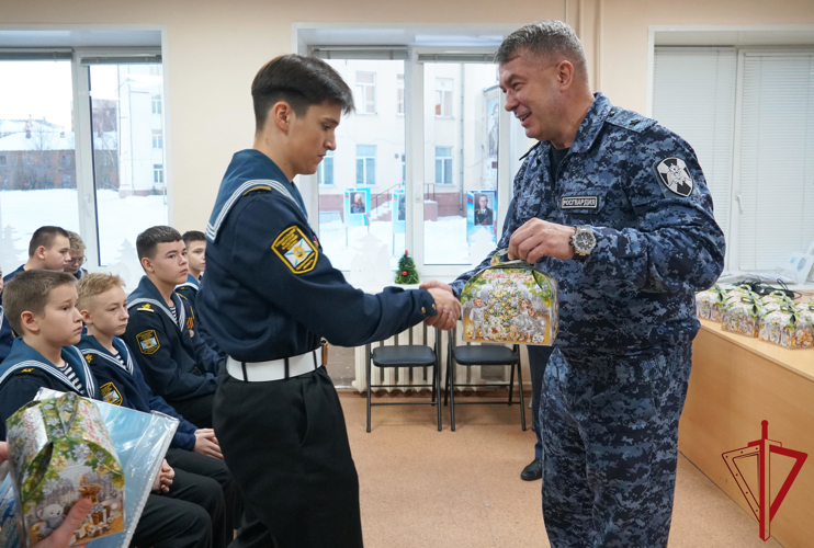 Начальник Управления Росгвардии по Архангельской области поздравил с Новым Годом учащихся морского кадетского корпуса