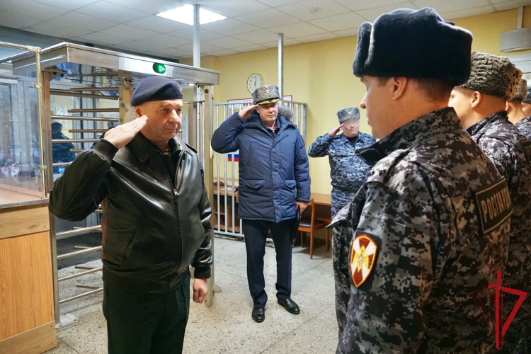 Генерал-лейтенант Сергей Бураков проверил архангельские подразделения Росгвардии