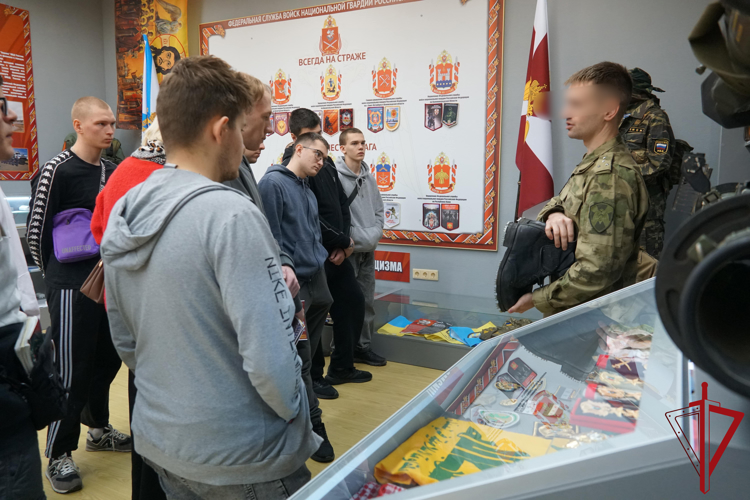Студенты Архангельского техникума узнали об истории Росгвардии и ее подразделениях