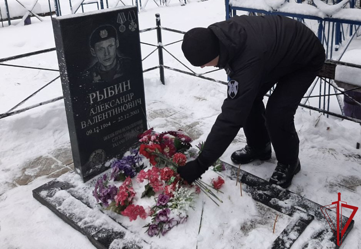 Сотрудники ОМОН управления Росгвардии по Архангельской области почтили память погибшего бойца