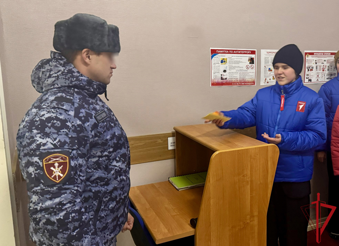 Активисты «Движения первых» из архангельской гимназии поздравили росгвардейцев с наступающими праздниками