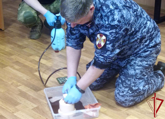 В Мирном с сотрудниками вневедомственной охраны Росгвардии проведены занятия по тактической медицине