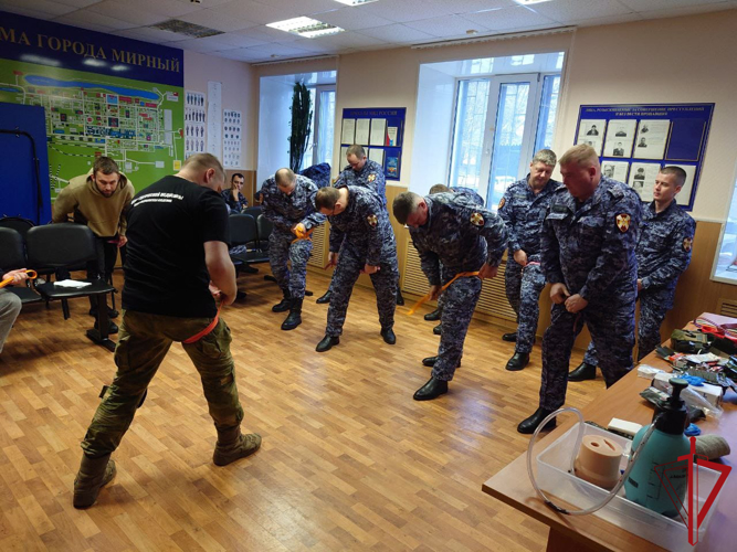 В Мирном с сотрудниками вневедомственной охраны Росгвардии проведены занятия по тактической медицине