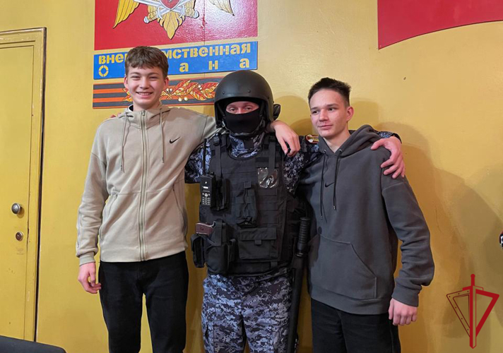 Котласские Росгвардейцы рассказали о своей службе девятиклассникам