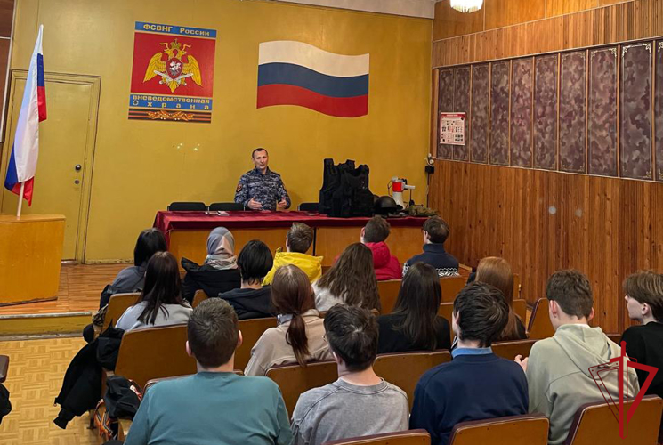 Котласские Росгвардейцы рассказали о своей службе девятиклассникам