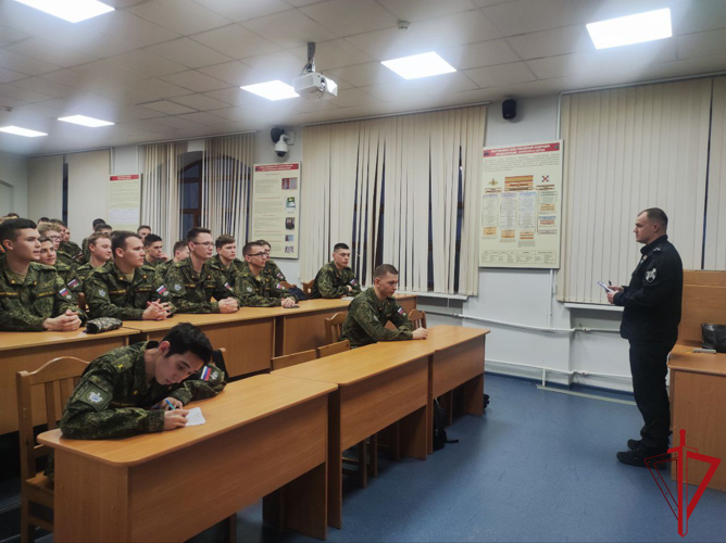 Командир СОБР «Архангел» встретился с курсантами Военно-учебного центра САФУ