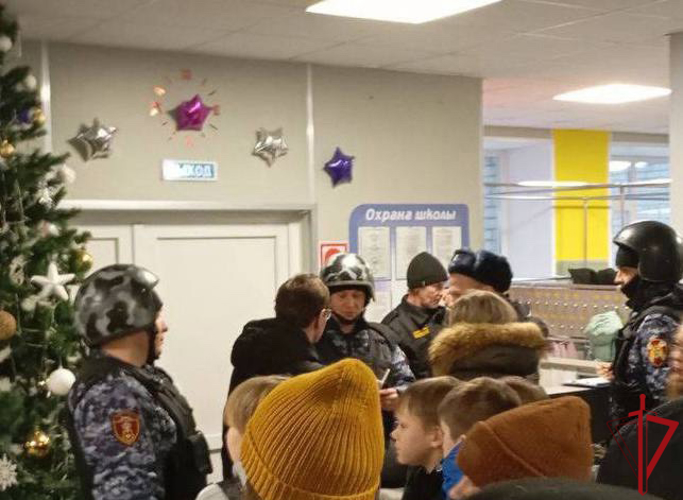 В Архангельской области росгвардейцы задержали агрессивного гражданина, пытавшегося пройти в школу