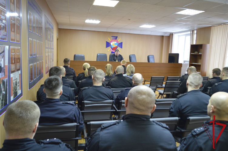 Священнослужитель провел беседу с сотрудниками специальных подразделений Управления Росгвардии по Архангельской области
