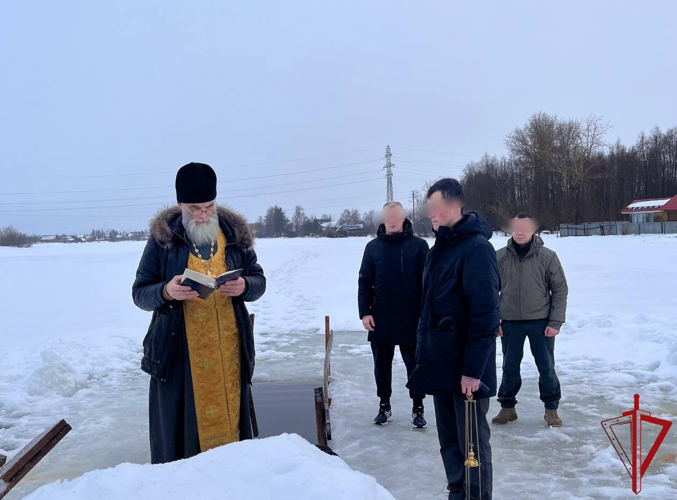 Архангельские росгвардейцы помогли обустроить место для крещенских купаний