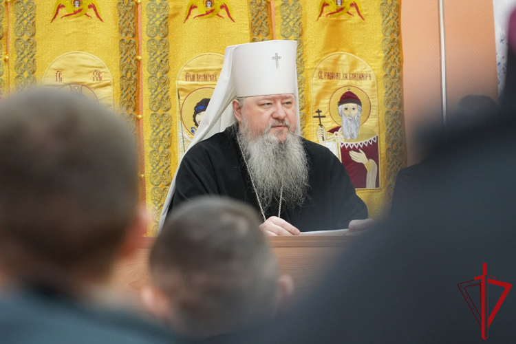 Митрополит Архангельский и Холмогорский Корнилий встретился с сотрудниками спецподразделений Росгвардии