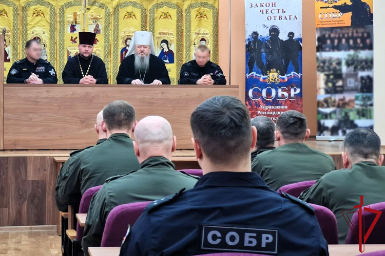 Митрополит Архангельский и Холмогорский Корнилий встретился с сотрудниками спецподразделений Росгвардии