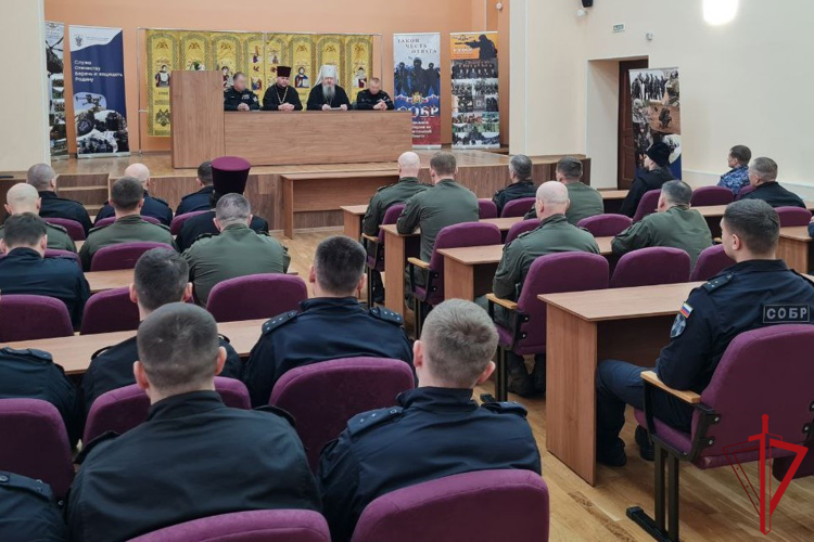 Митрополит Архангельский и Холмогорский Корнилий встретился с сотрудниками спецподразделений Росгвардии