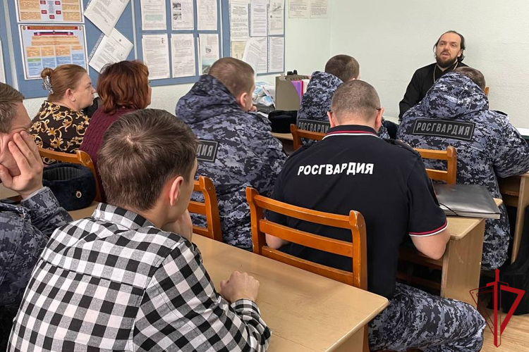 Священник Назарий Ярема побеседовал о духовной жизни с сотрудниками Росгвардии в Новодвинске