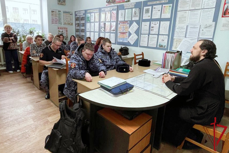 Священник Назарий Ярема побеседовал о духовной жизни с сотрудниками Росгвардии в Новодвинске