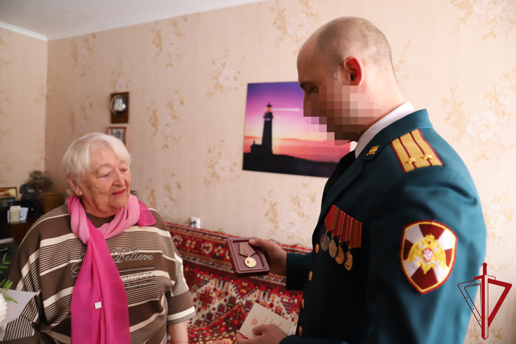 Офицер спецназа Росгвардии вручил архангелогородке Галине Бирюзовой медаль к 80-летию Победы