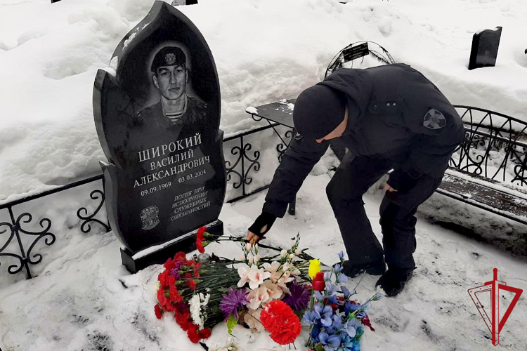 В Архангельске сотрудники и ветераны ОМОН Росгвардии почтили память Василия Широкого