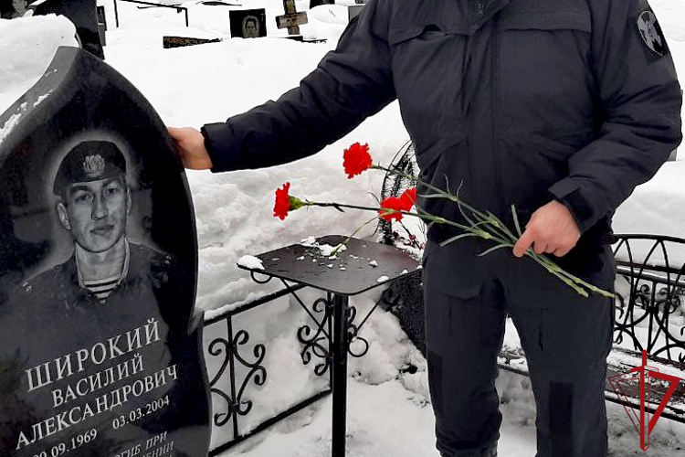 В Архангельске сотрудники и ветераны ОМОН Росгвардии почтили память Василия Широкого