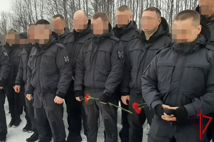 В Архангельске сотрудники и ветераны ОМОН Росгвардии почтили память Василия Широкого
