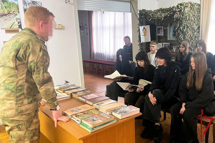 Военнослужащий Росгвардии провёл экскурсию для архангельских студентов