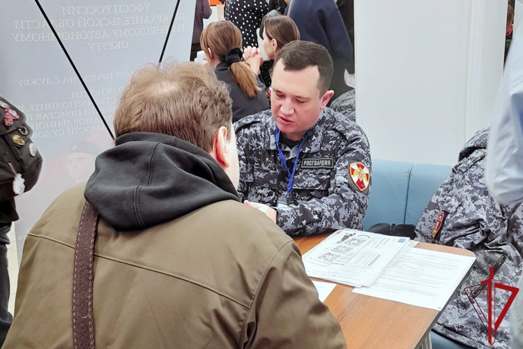 Представители Росгвардии приняли участие во Всероссийской ярмарке трудоустройства