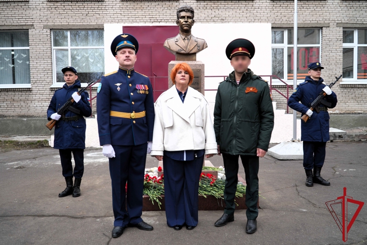 В Архангельске установили бюст военнослужащему войск правопорядка, Герою России майору Андрею Анощенкову