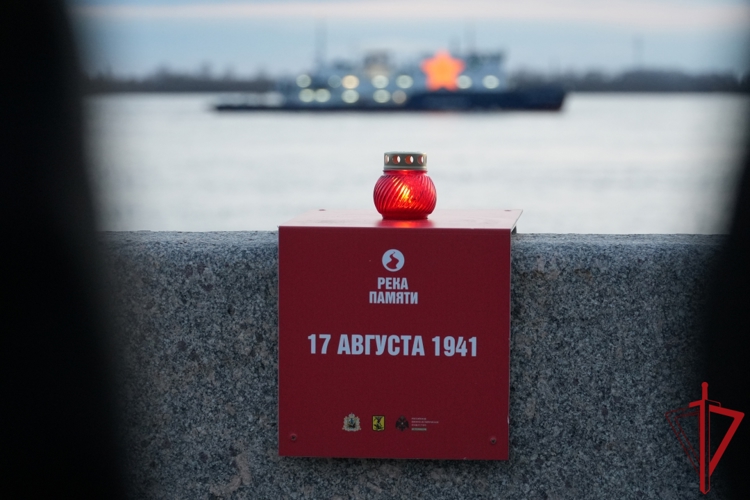 Представители Росгвардии приняли участие в акции «Река Памяти» в Архангельске