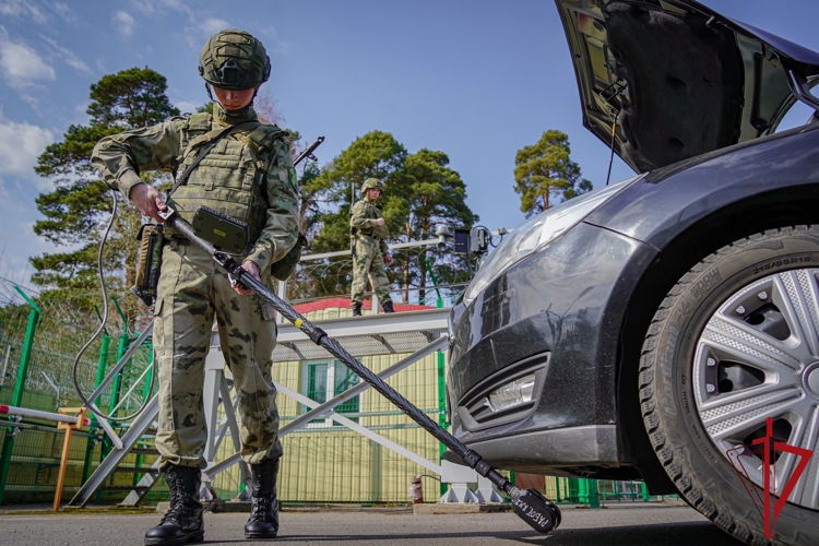 Военнослужащие подразделений Росгвардии по охране важных гособъектов и спецгрузов отмечают профессиональный праздник
