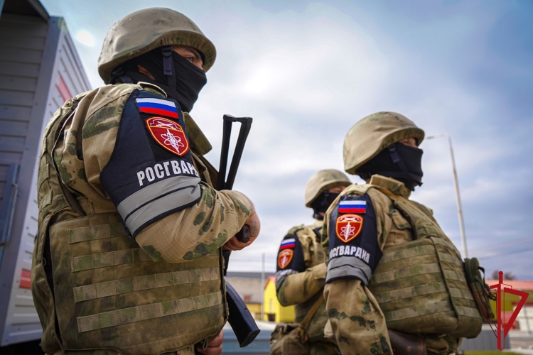 Военнослужащие подразделений Росгвардии по охране важных гособъектов и спецгрузов отмечают профессиональный праздник