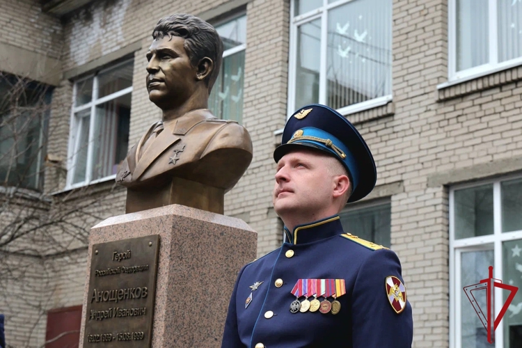 В Архангельске установили бюст военнослужащему войск правопорядка, Герою России майору Андрею Анощенкову