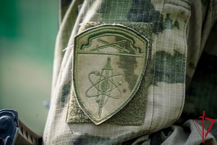Военнослужащие подразделений Росгвардии по охране важных гособъектов и спецгрузов отмечают профессиональный праздник