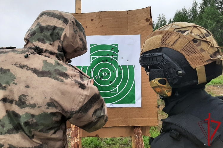Четыре архангельских спецназовца заслужили право ношения геральдического знака Росгвардии