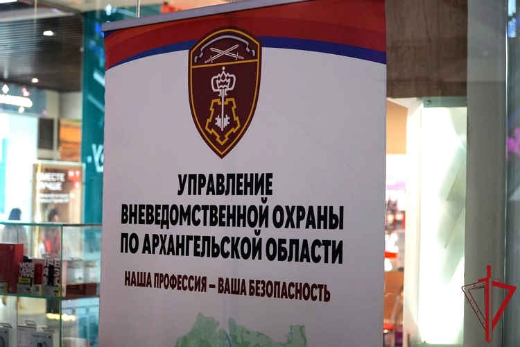 Сотрудники Росгвардии провели информационную акцию в архангельском ТРЦ