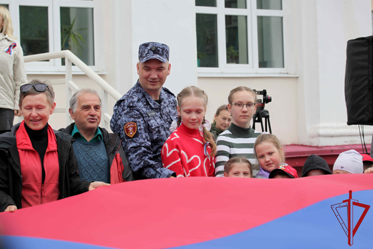 В Архангельске росгвардеец со своими детьми принял участие в эколого-патриотической акции