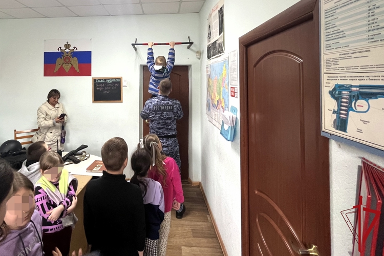 Новодвинские росгвардейцы провели для детей день открытых дверей
