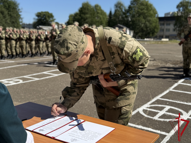 В Сыктывкаре призывники из Архангельской области приняли присягу в воинской части Росгвардии